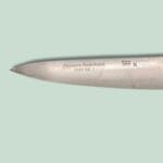 Close-up af damaskuskniv med indgraveringer, Plesners Badehotel.