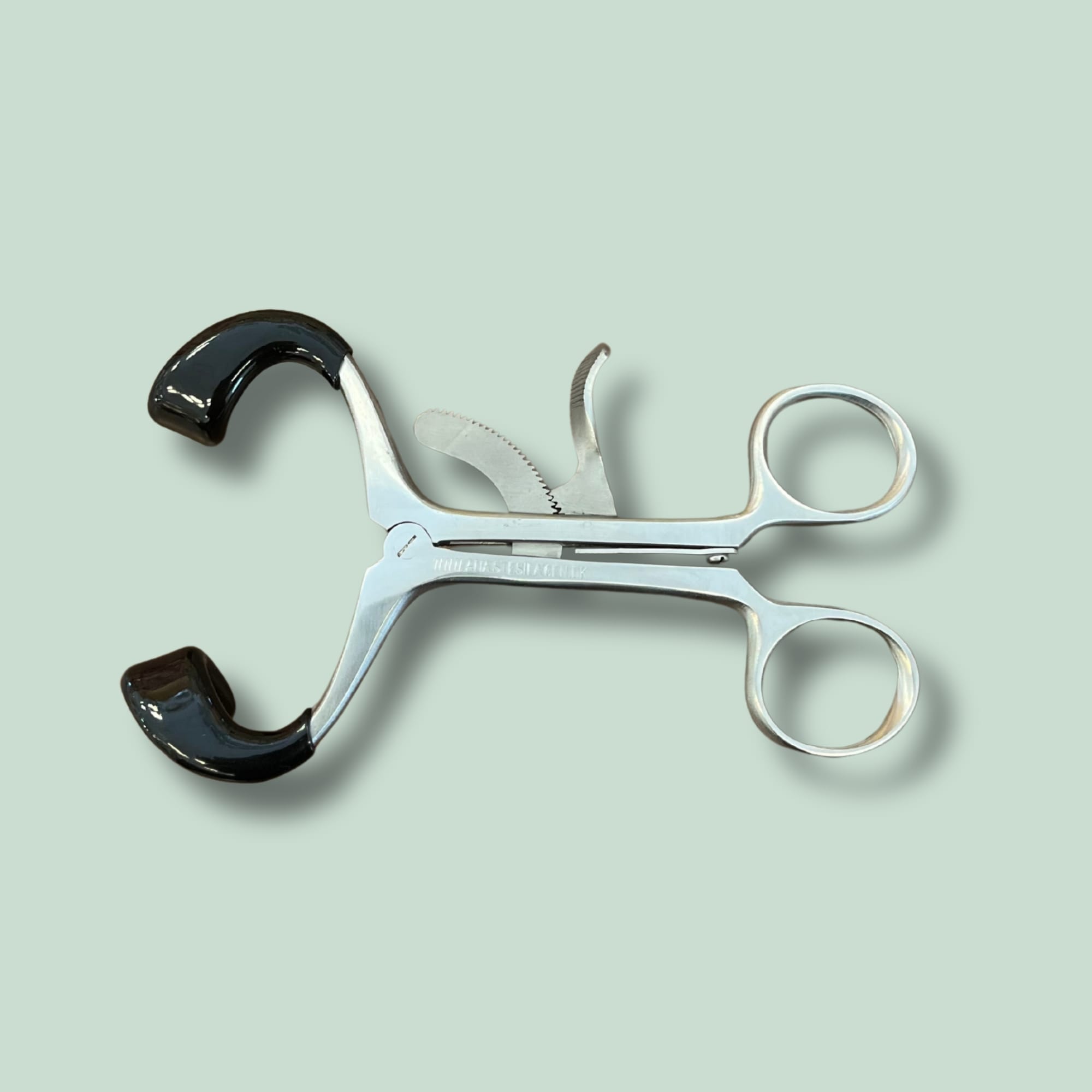 ANÆSTESILÆGEN Medicinsk tang på lys baggrund