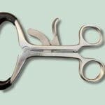 Rustfrit stål kirurgisk udstyr med grøn baggrund.