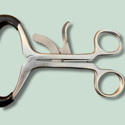 Rustfrit stål kirurgisk udstyr med grøn baggrund.