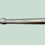 Grå værktøj med navn og dato indgraveret.