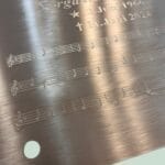 Graveret nodeark på metallisk baggrund