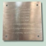 Mindetavle med datoer og noder i metal