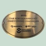 Plakette takker for samarbejde ved ombygning i Danmark.