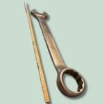 Stor skruenøgle ved siden af en tommestok.