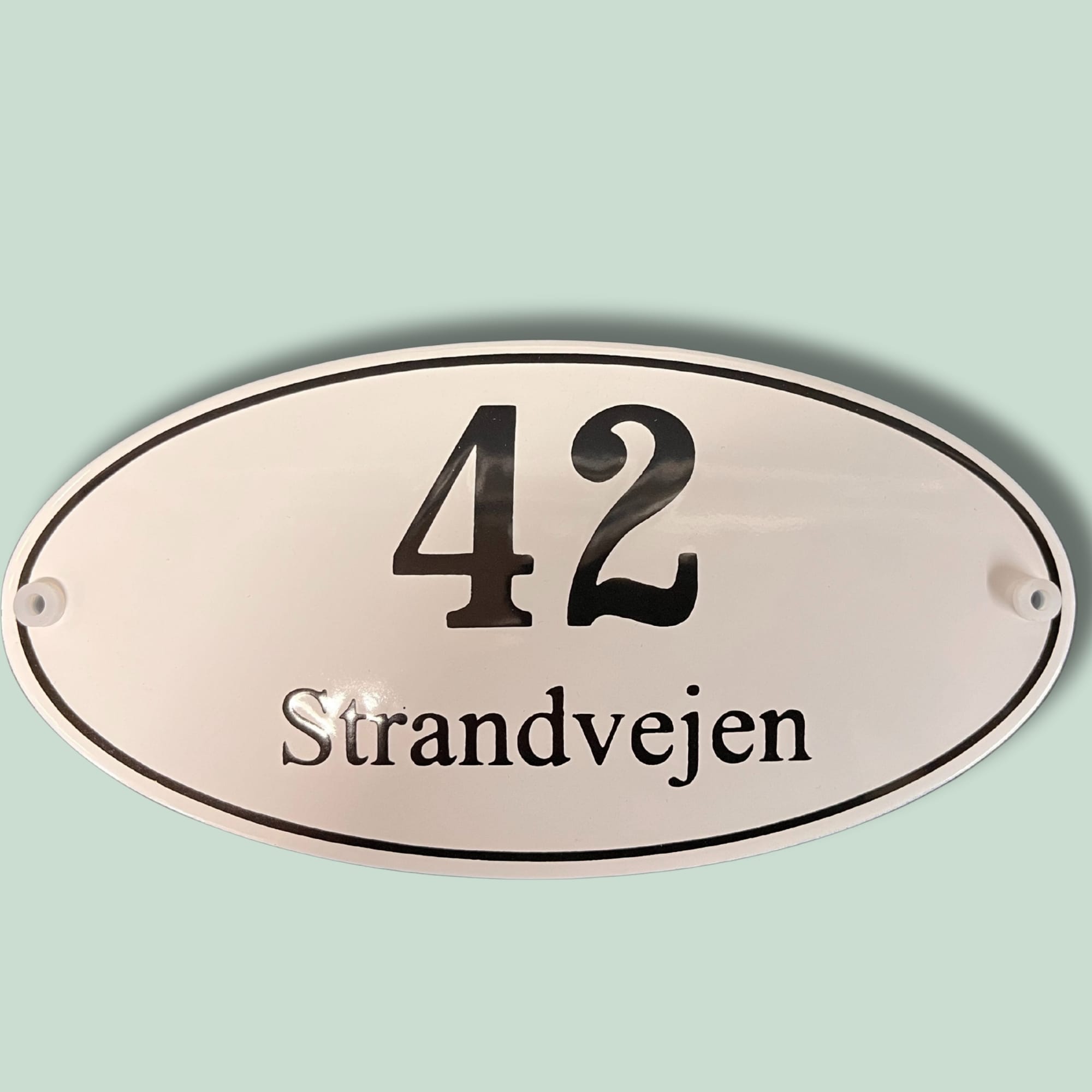 EMALJESKILT OVAL - STRANDVEJEN 42 Husnummer 42 på Strandvejen skilt