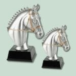 To sølv hestebuster på sorte sokler.