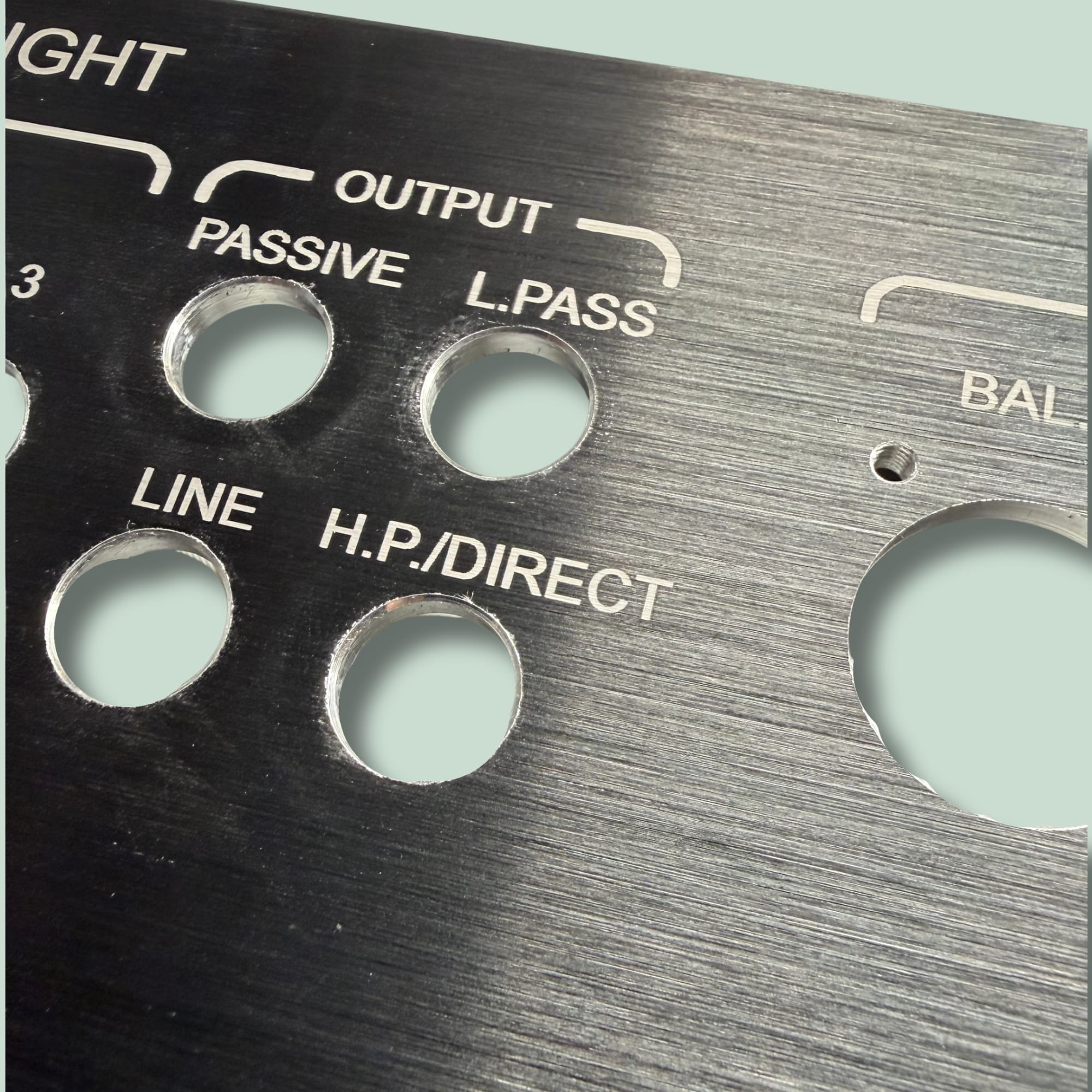 MASKINSKILTE - FRONTPLADE I ALU Metallisk panel med udskæringer og tekst til lydudstyr.