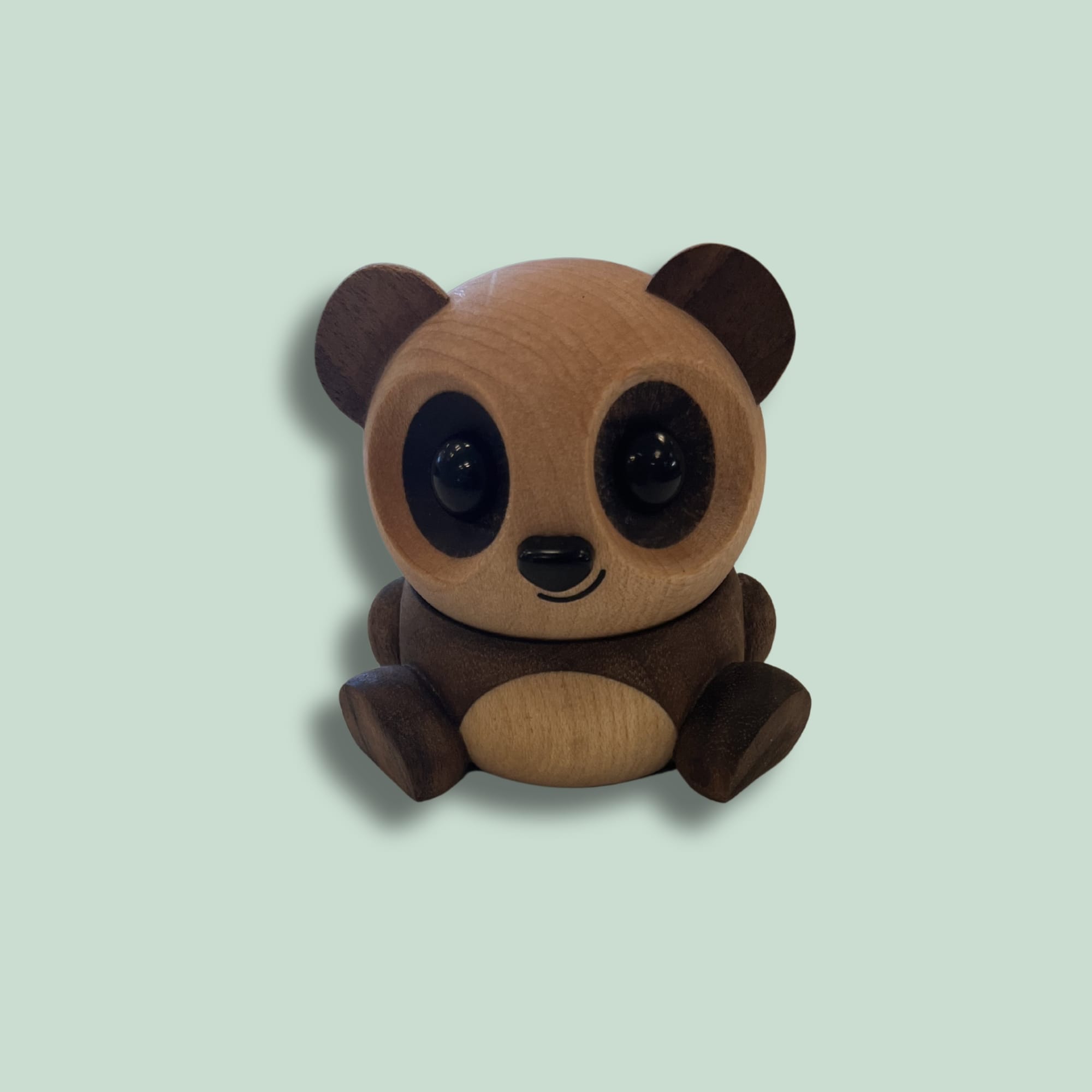 TRÆ FIGUR - PANDA2 Træfigur af panda bjørn med store øjne.