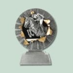 Ryttertrofæ i metal og guld detaljer